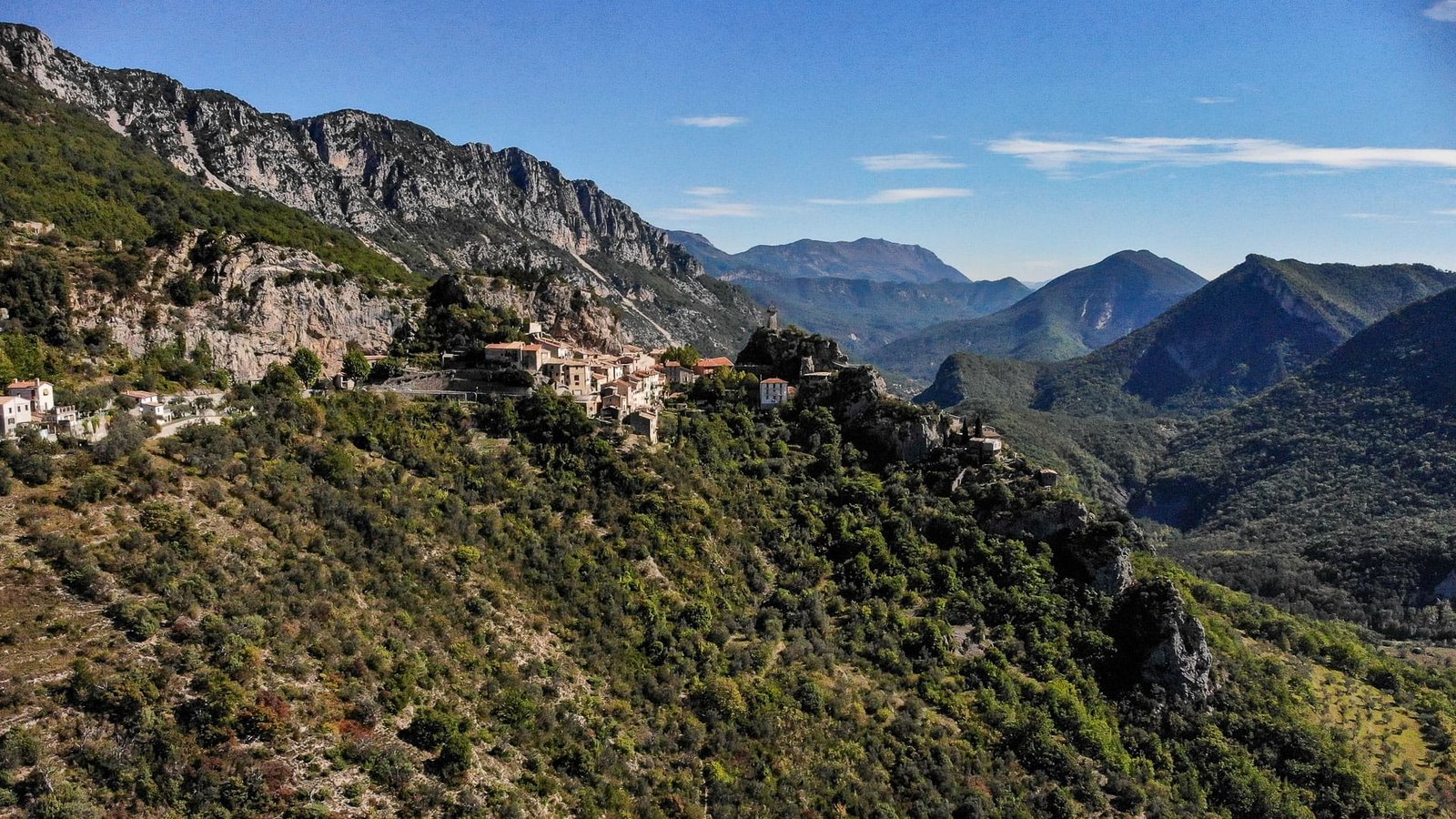 Prise de vue par drone d'un village dans les Alpes Maritimes